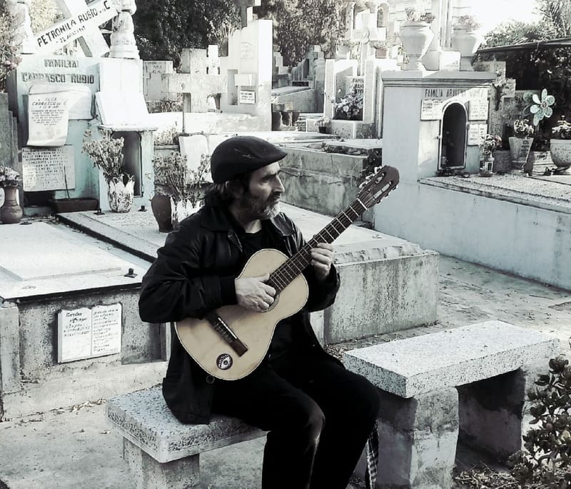 Matías Correa estrena "Una Tarde en el Cementerio", un tema que desafía la muerte con humor y emoción