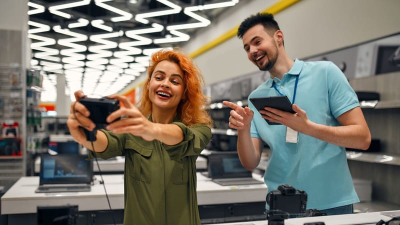 Electrodomésticos de cocina, belleza y tecnología: los beneficios laborales que hoy motivan más que el dinero extra a los trabajadores en Chile