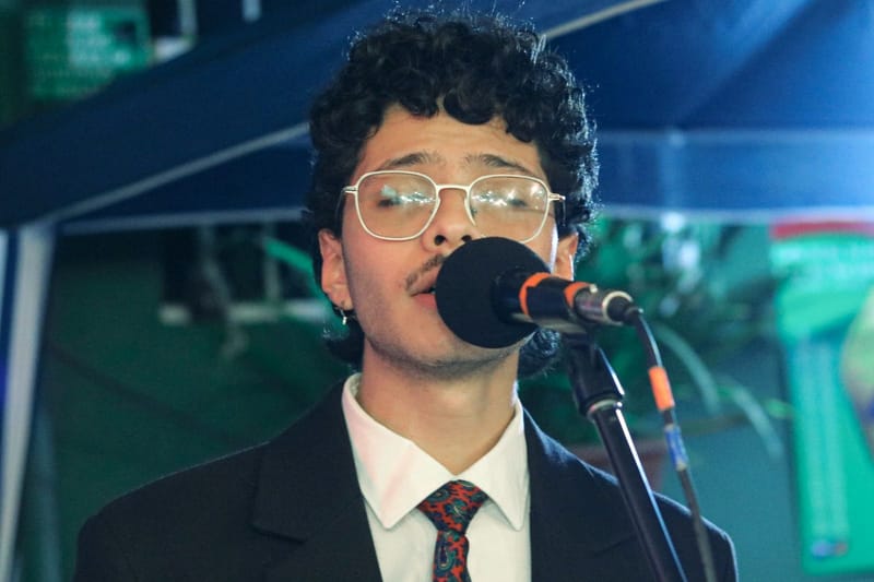 Noah Froid florece con 'Clavel', una declaración de amor cruda y visceral