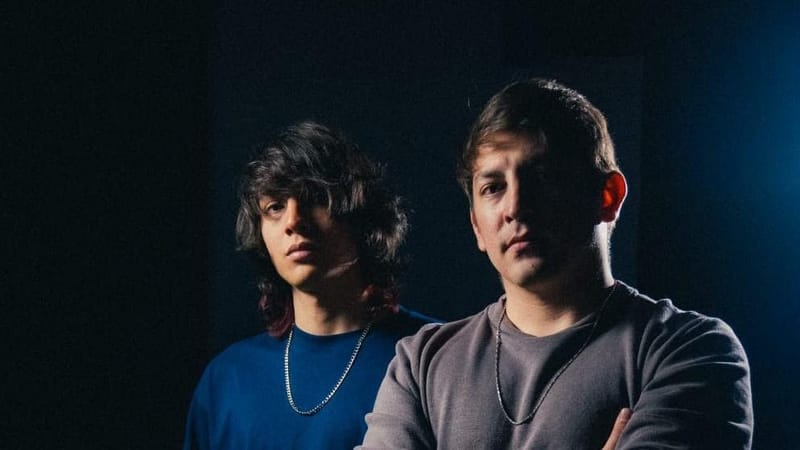 La banda colombiana de rock alternativo Droide presenta 'Viajando a la Luna' y 'Aléjate'