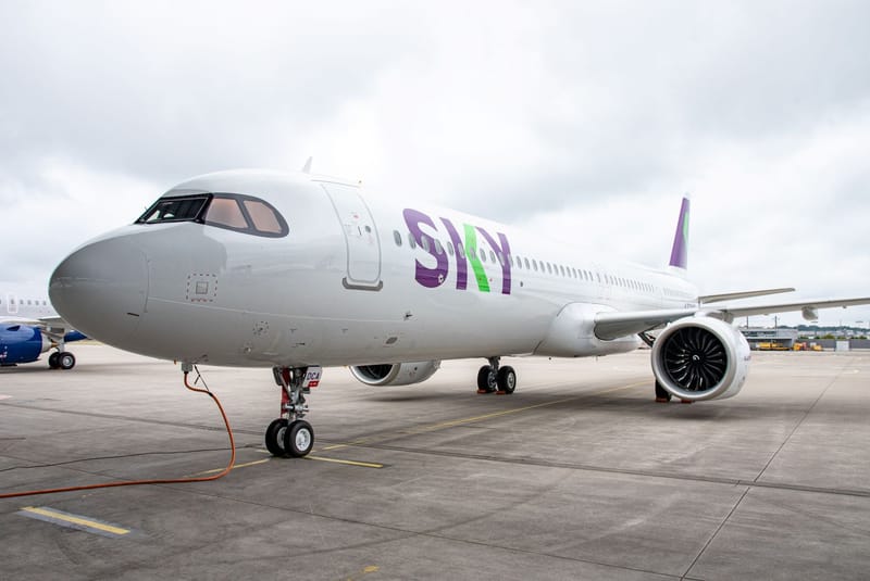 SKY Airline celebra sus 25 años sorprendiendo con un video con IA en el que se reúnen su fundador y actual presidente para mostrar la transformación de la aerolínea