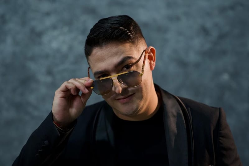 Julián Daza se une a Ronaldinho en “La Diez”, el nuevo himno entre fútbol y música