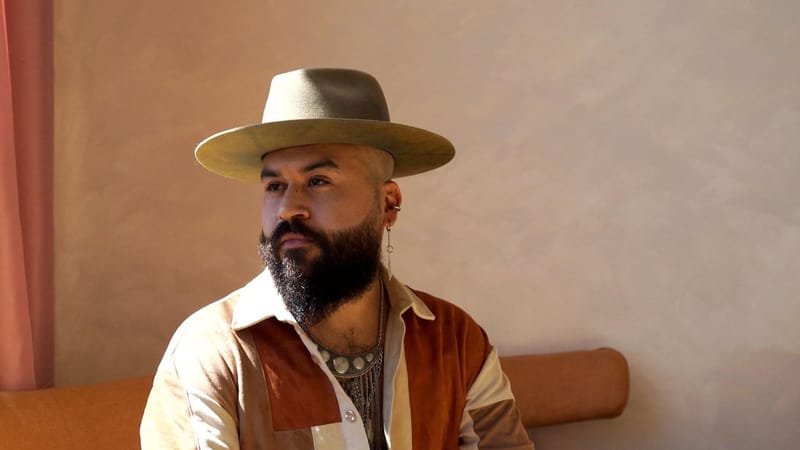 LeKastro reimagina el clásico “El perdedor” en el nuevo álbum tributo “Aventura en tumbao”