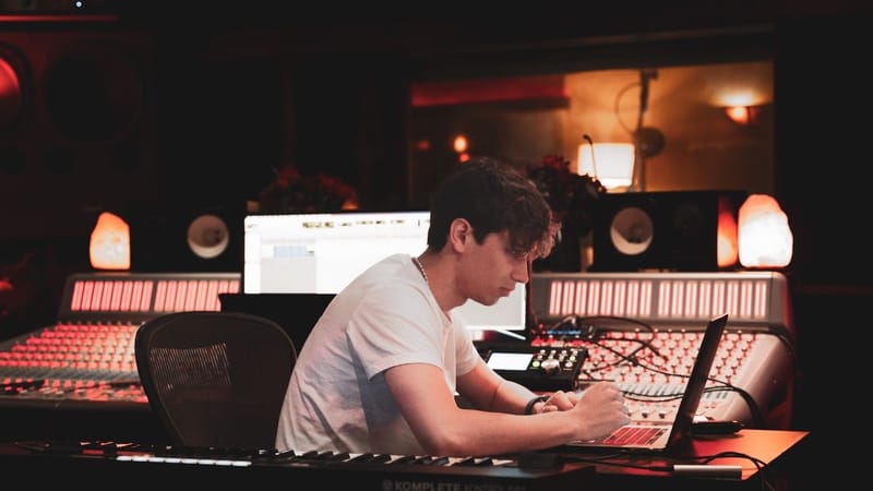 Fendy Cisneros, Flote y Luxtides recuperan la emoción y la nostalgia por la música electrónica con “Deep End”