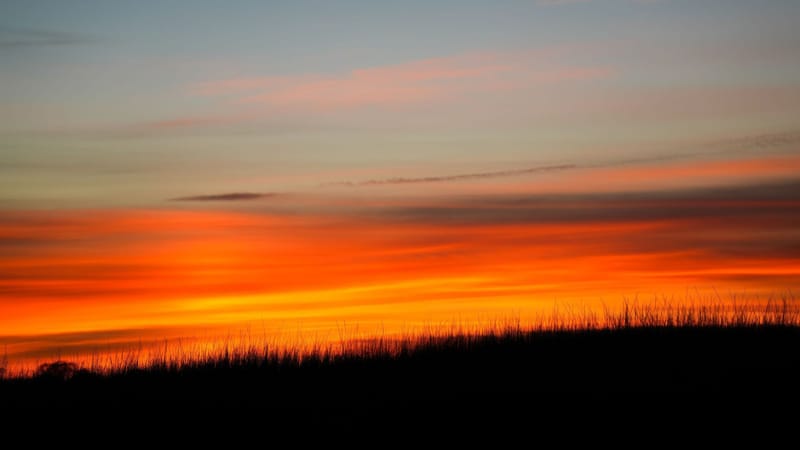 La retirada del día: ¿Cómo explicar un atardecer a través de la piel y el silencio?