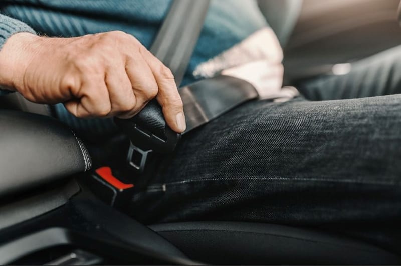 ¿Tarjeta o efectivo? Uber revela cómo se mueven y pagan sus viajes las personas mayores en Chile