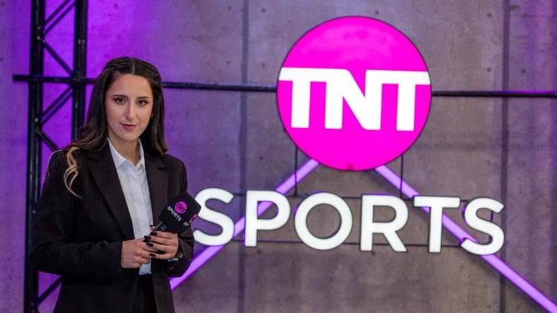 Andrea Hernández se prueba la camiseta de TNT Sports y alista su debut como "titular" en el Superclásico