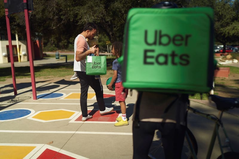 Disfraces, legos y Bluey: las búsquedas que dominan el delivery para el Día del Niño