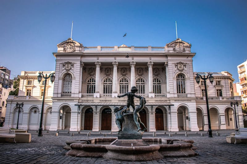 La piel de los siglos: ¿Cómo habitar un monumento histórico sin usar los ojos?