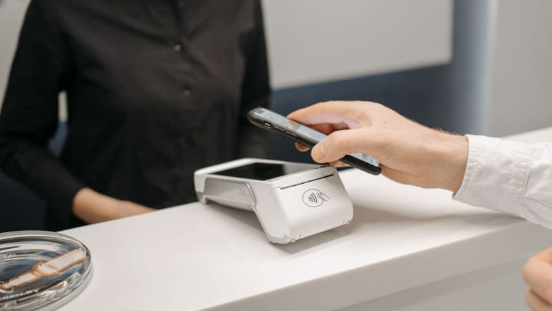 ¿Y si el próximo gran cambio no es cómo pagamos, sino quién controla la relación con el cliente?