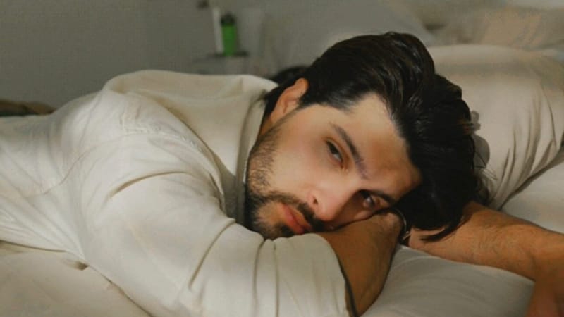 Maik transforma su historia personal en un refugio pop con el lanzamiento de su proyecto conceptual «Soy el hijo gay»