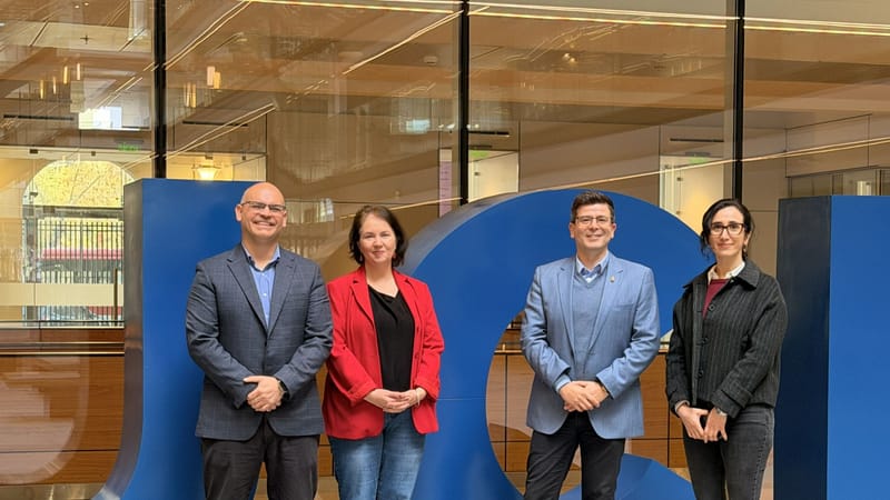 IE/CIAE de la Universidad de Chile y Asimov Consultores sellan alianza para escalar innovaciones educativas con IA