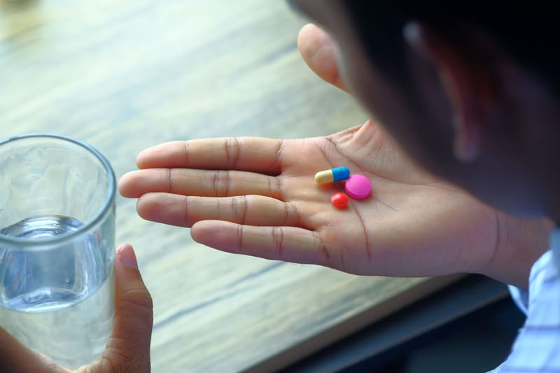 ¿Con qué tomas tus medicamentos? Café, leche y algunos jugos pueden alterar su efecto