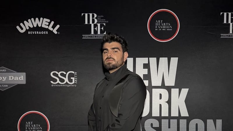 El cantante venezolano Jonathan Moly sorprende como modelo en New York Fashion Week