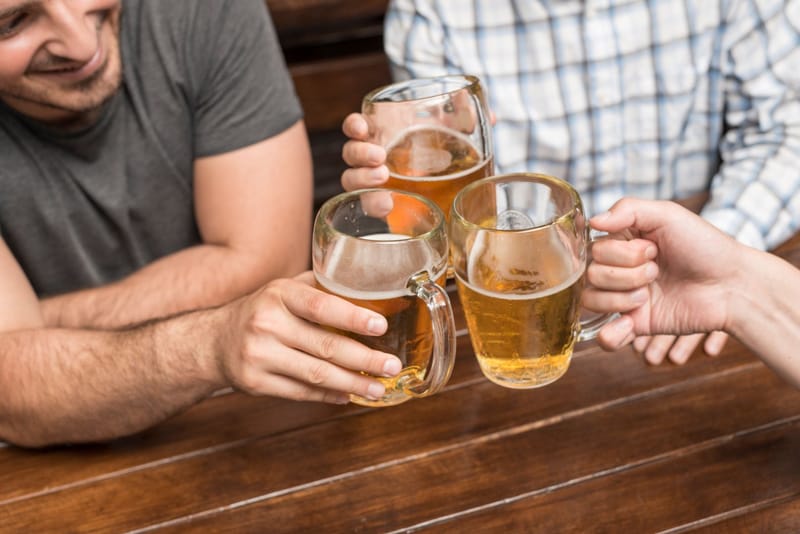 ¿Café para contrarrestar los efectos del alcohol? Especialista de Indisa explica por qué este popular mito puede ser riesgoso