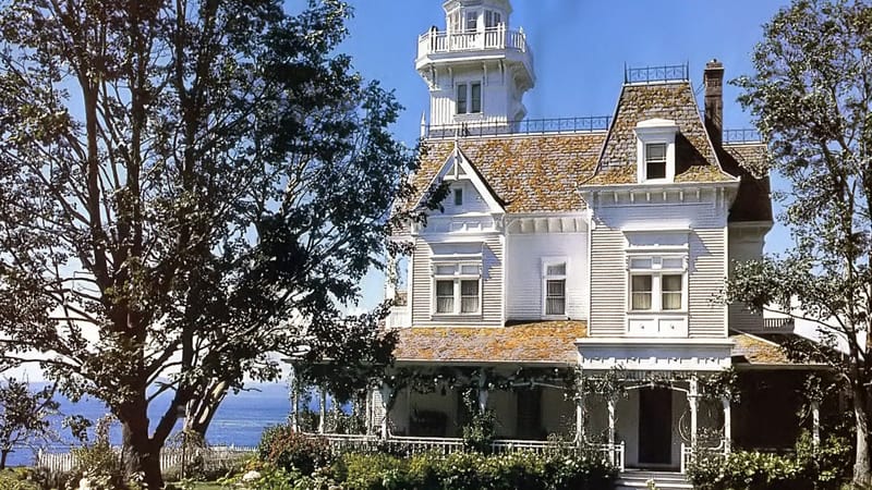 La casa de las Owens: El milagro arquitectónico que definió el diseño de producción en Hechizo de amor
