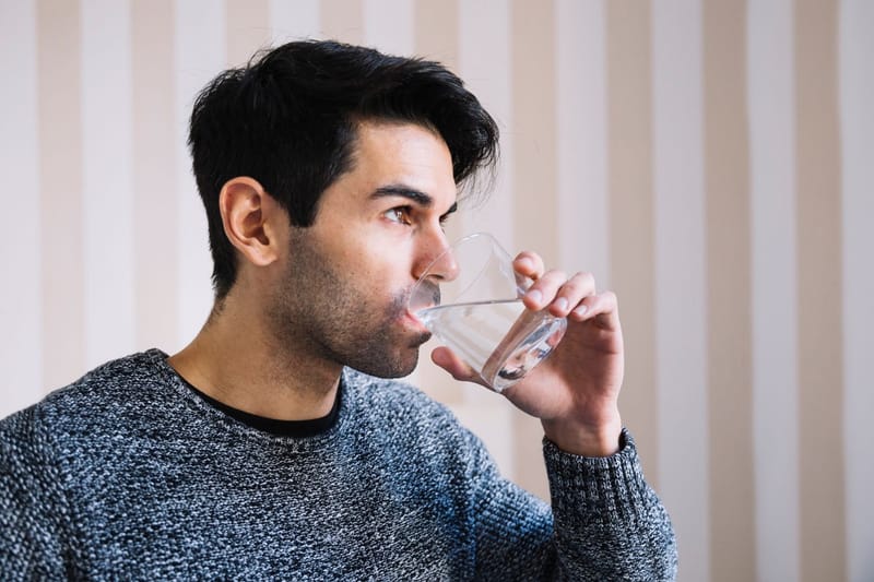 Agua entre tragos: por qué es importante hidratarse al consumir alcohol
