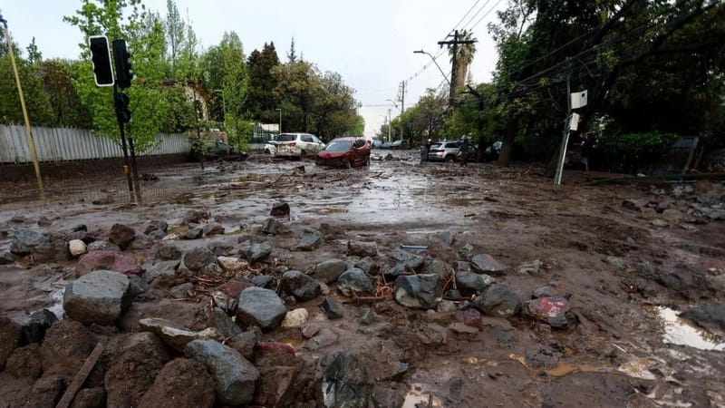 Asociación de Aseguradores de Chile entrega recomendaciones a las personas afectadas por el aluvión en Las Condes para hacer efectivos sus seguros