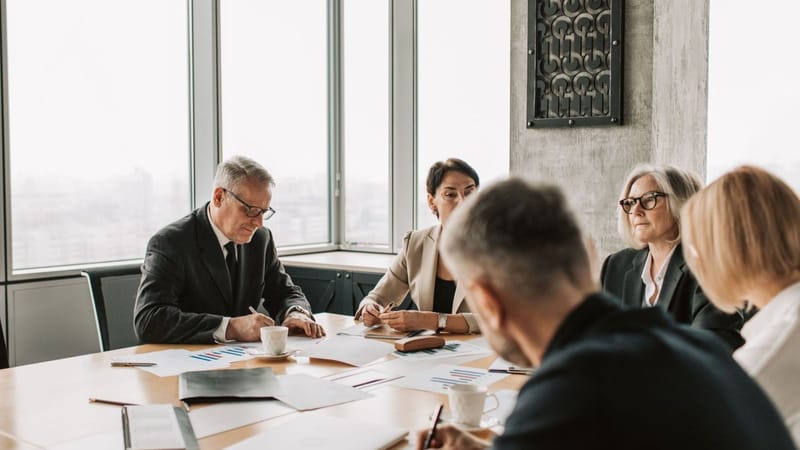 La “guerra de generaciones” bajo la lupa: estudio cuestiona las diferencias entre trabajadores de distintas edades