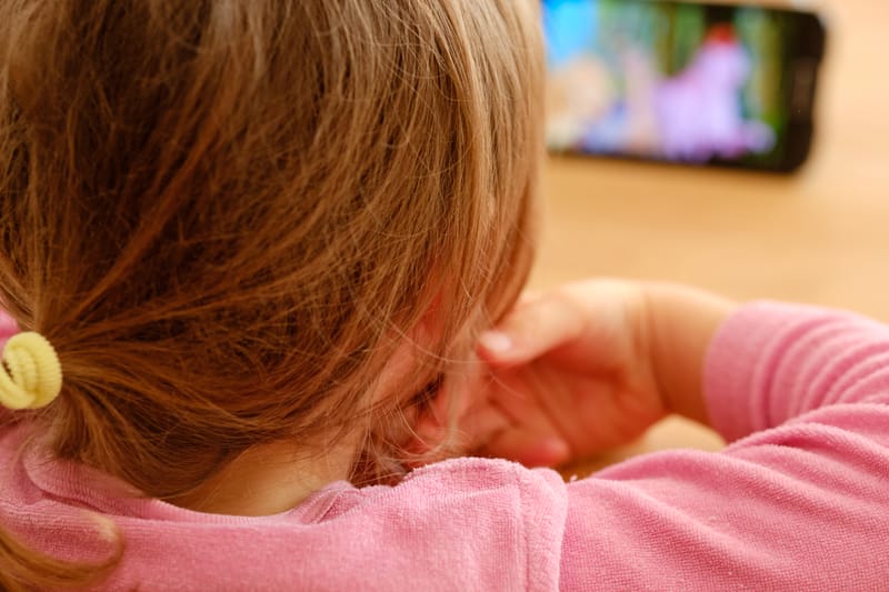 Crianças, Fala e Audição: Impactos do Uso Excessivo de Telas