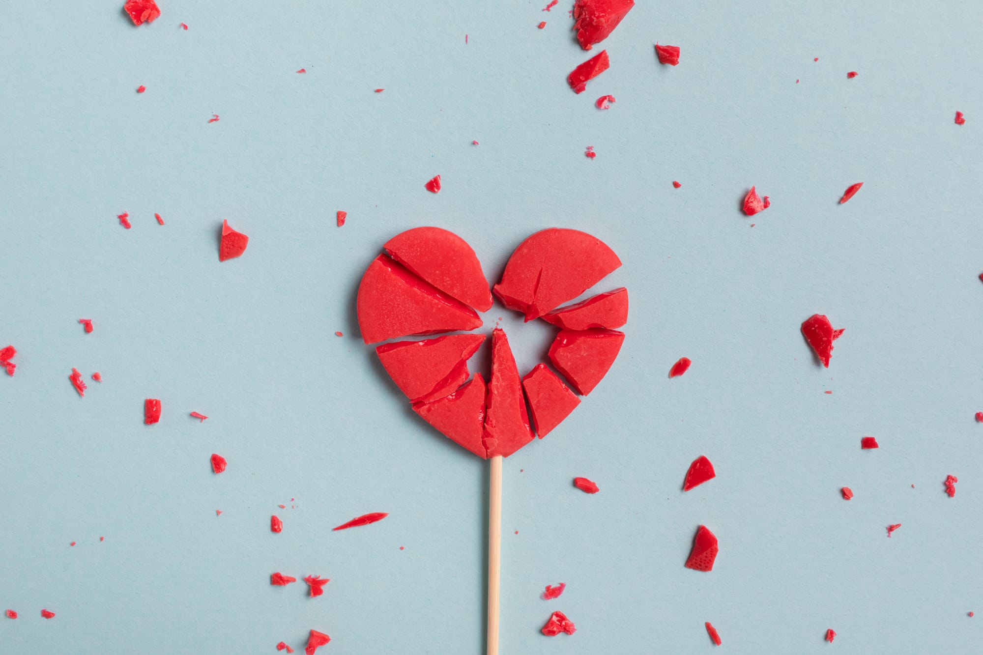 💔 גבר שלא פנוי רגשית: למה אנחנו מנסות לתקן אותו – ואיך זה מסיח אותנו מלהחלים בעצמנו?