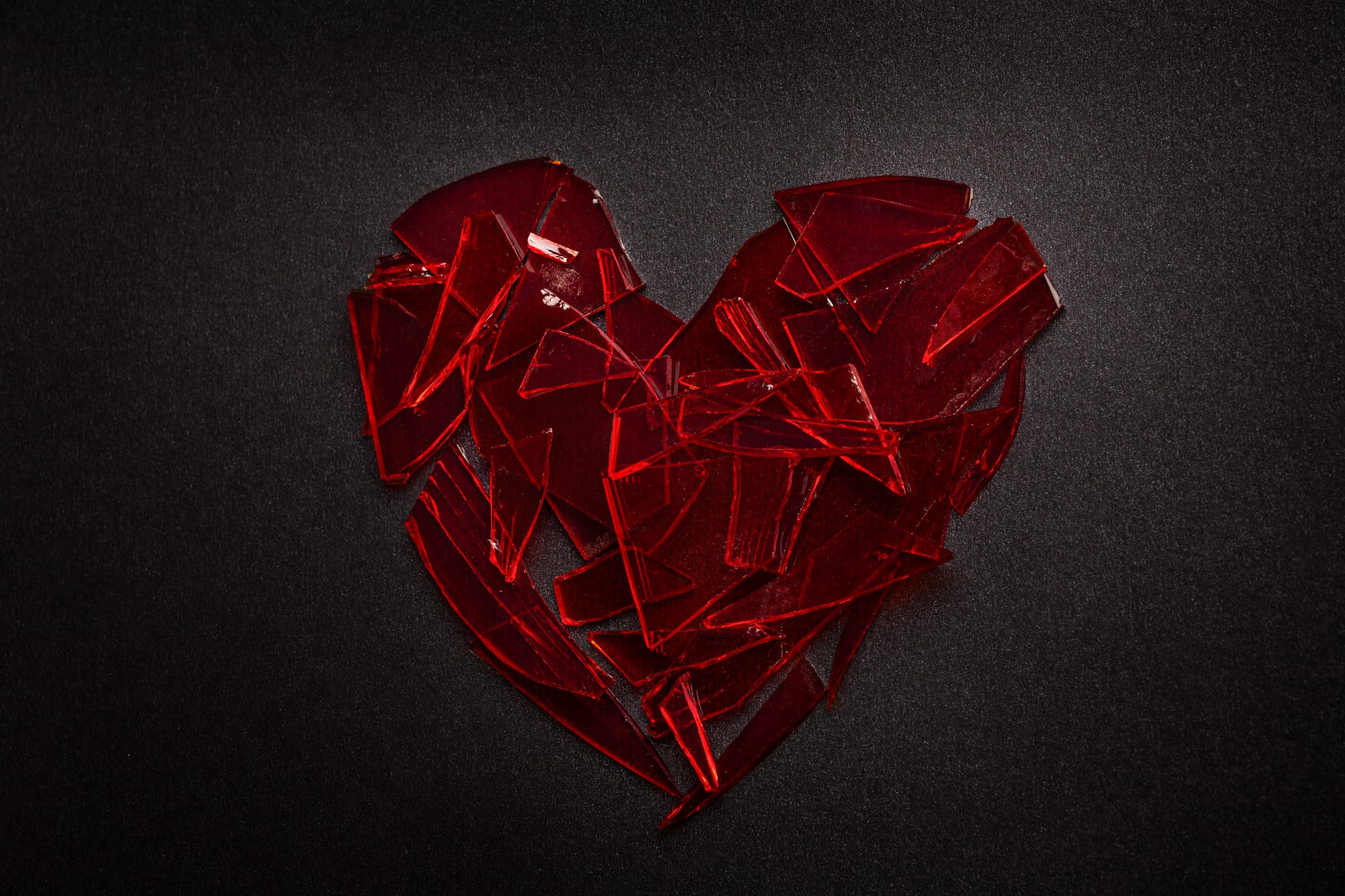 גבר שלא פנוי רגשית: למה אנחנו מנסות לתקן אותו – ואיך זה מסיח אותנו מלהחלים בעצמנו?