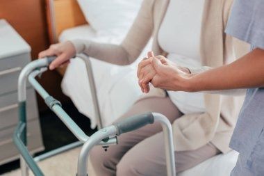 Kalça Kırığı Sonrası Fizik Tedavi Neden Gereklidir?