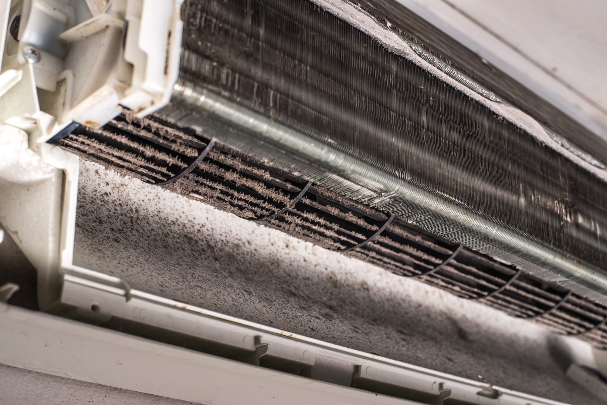 تنظيف مكيفات في عجمان – خدمات احترافية تضمن تبريد قوي وجودة هواء نقية