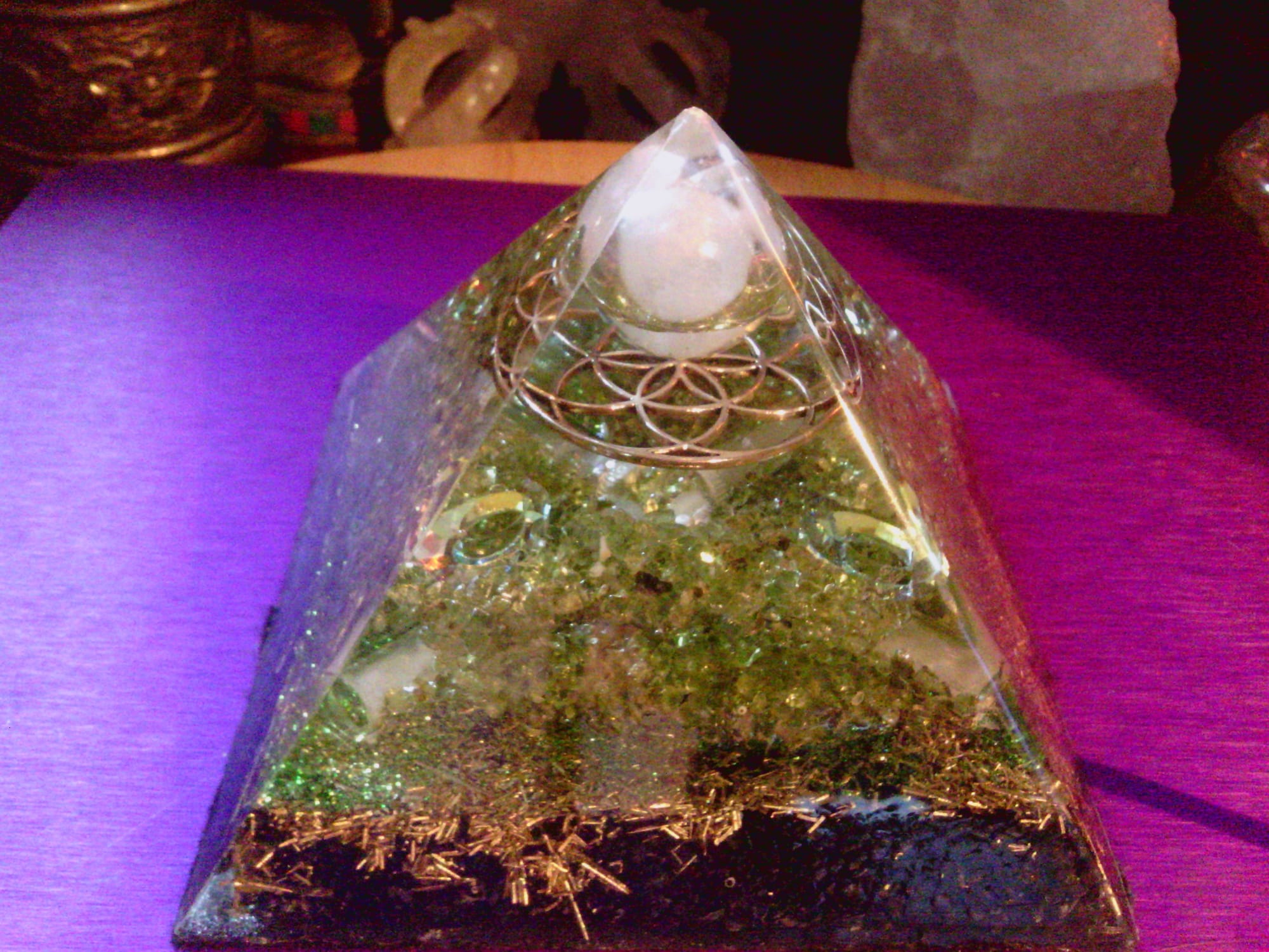 Piramide met Olivein en Azeztuliet