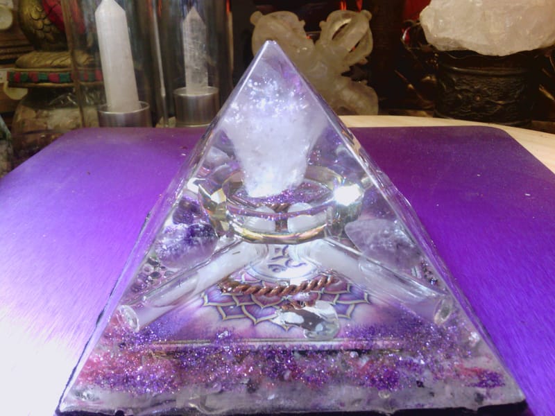 Piramide met Amethist in de top