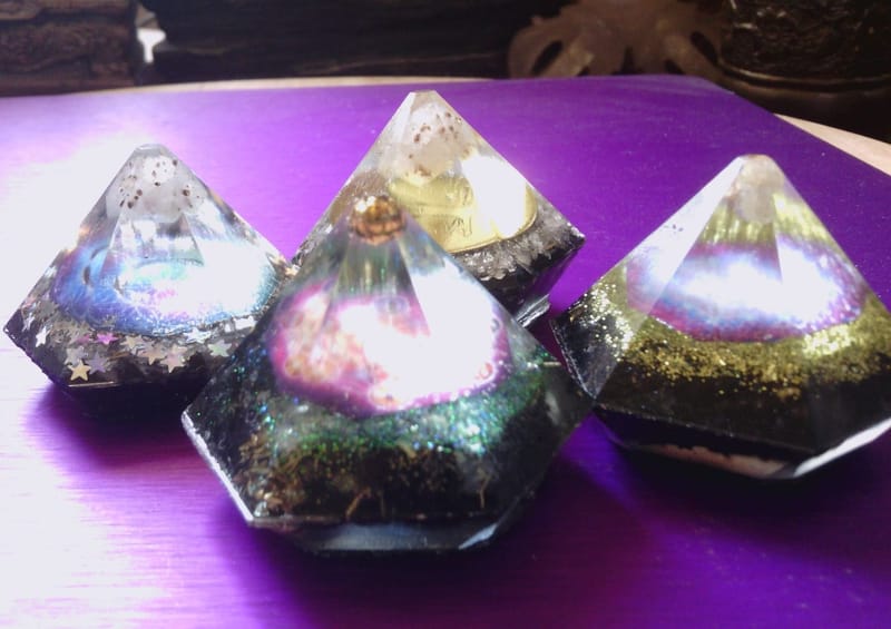 Verschillende kleine 6 kantige piramides