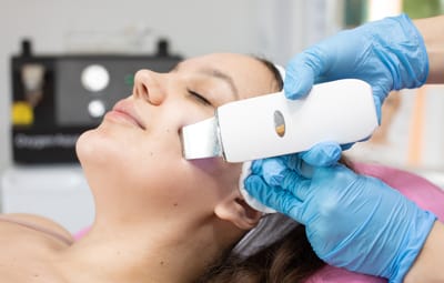 Peeling kawitacyjny - bezpieczne, bezbolesne oczyszczanie skóry ultradźwiękami