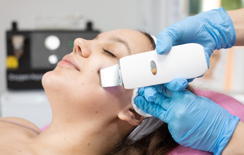 Peeling kawitacyjny - bezpieczne, bezbolesne oczyszczanie skóry ultradźwiękami