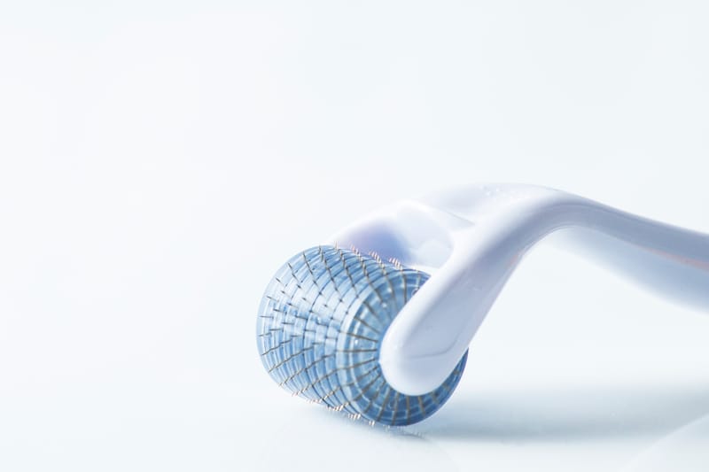 Zaawansowana stymulacja mieszków włosowych metodą dermarollera z kompleksowym koktajlem mezoterapeutycznym