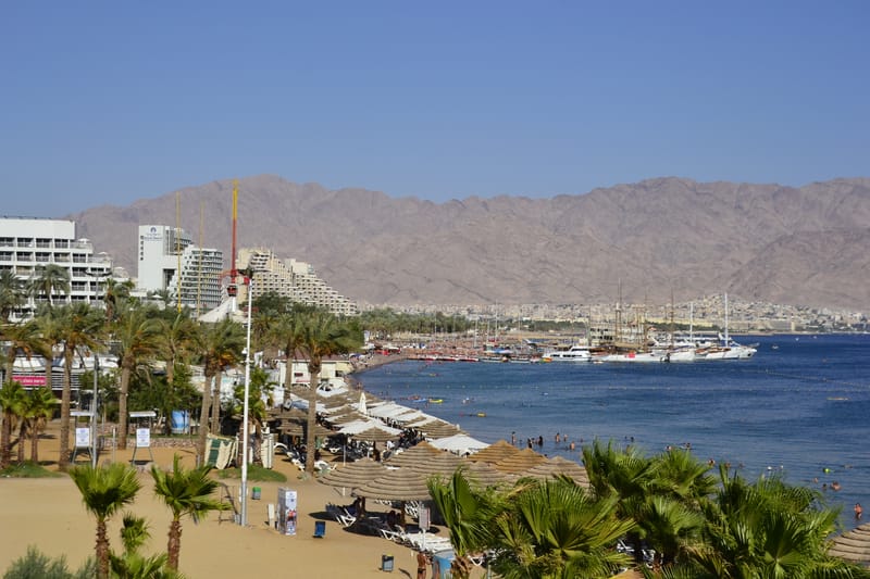 קניון ים וטיילת ליד המתחם