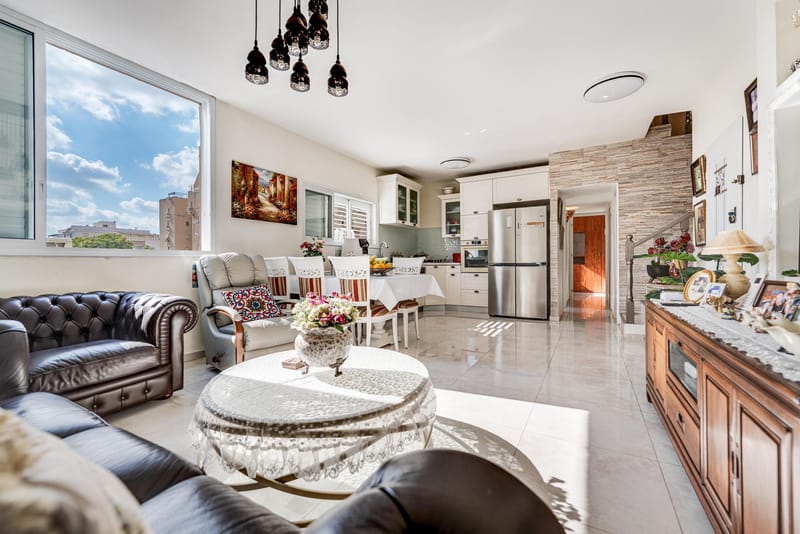 דופלקס גג משופץ ומפנק של 4 חדרים