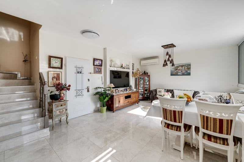 דופלקס גג משופץ ומפנק של 4 חדרים