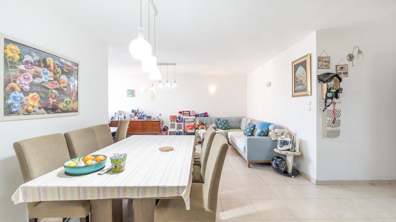 (שכונת נווה רם) דירת 3 חדרים ענקית - בגודל של פעם!