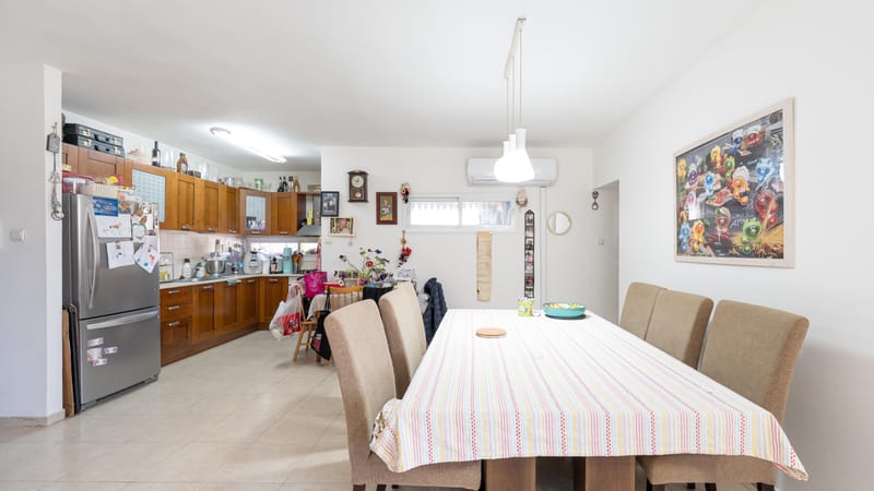 (שכונת נווה רם) דירת 3 חדרים ענקית - בגודל של פעם!