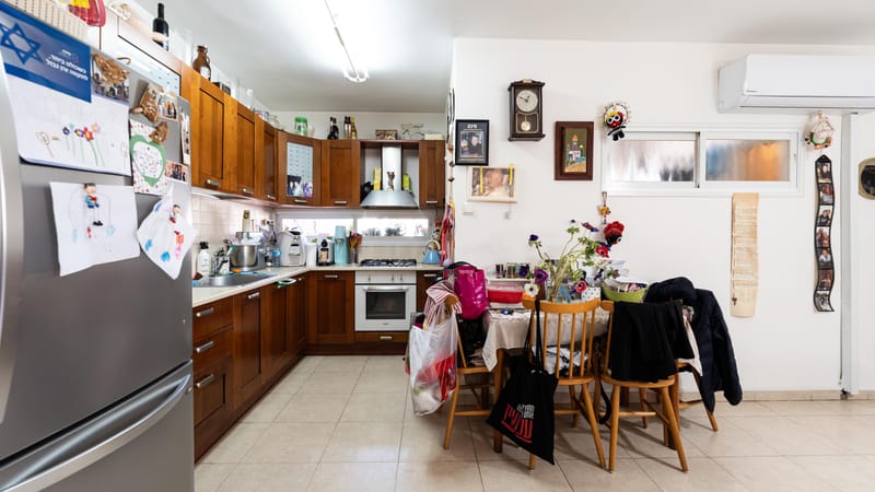 (שכונת נווה רם) דירת 3 חדרים ענקית - בגודל של פעם!