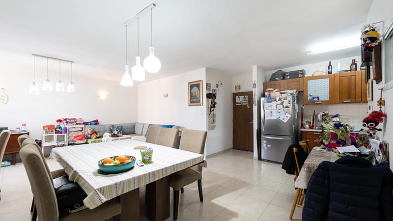 (שכונת נווה רם) דירת 3 חדרים ענקית - בגודל של פעם!