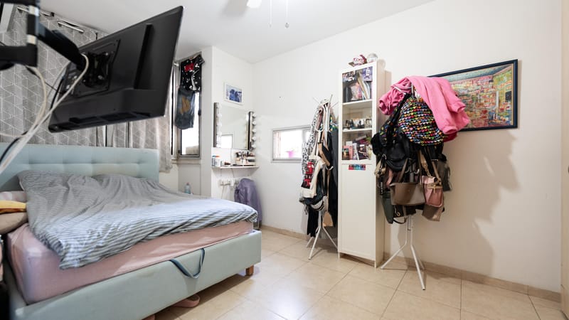 (שכונת נווה רם) דירת 3 חדרים ענקית - בגודל של פעם!