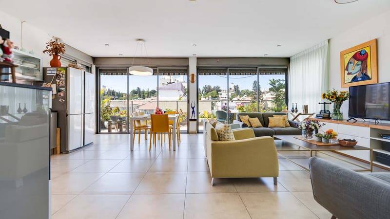 פנטהאוז משפחתי מרווח, המתפרס על קומה שלמה – עם גג פרטי מפנק ואיכות חיים ברמה אחרת.