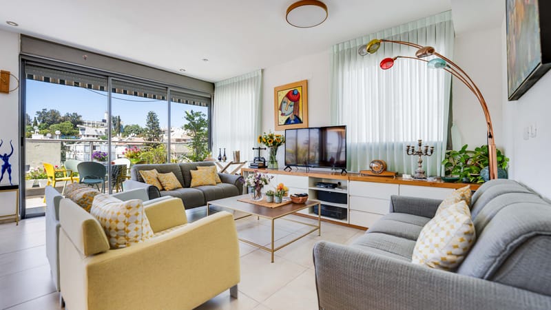 פנטהאוז משפחתי מרווח, המתפרס על קומה שלמה – עם גג פרטי מפנק ואיכות חיים ברמה אחרת.