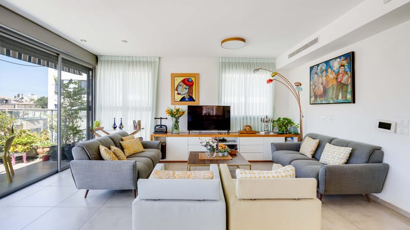 פנטהאוז משפחתי מרווח, המתפרס על קומה שלמה – עם גג פרטי מפנק ואיכות חיים ברמה אחרת.