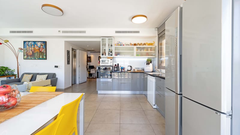 פנטהאוז משפחתי מרווח, המתפרס על קומה שלמה – עם גג פרטי מפנק ואיכות חיים ברמה אחרת.