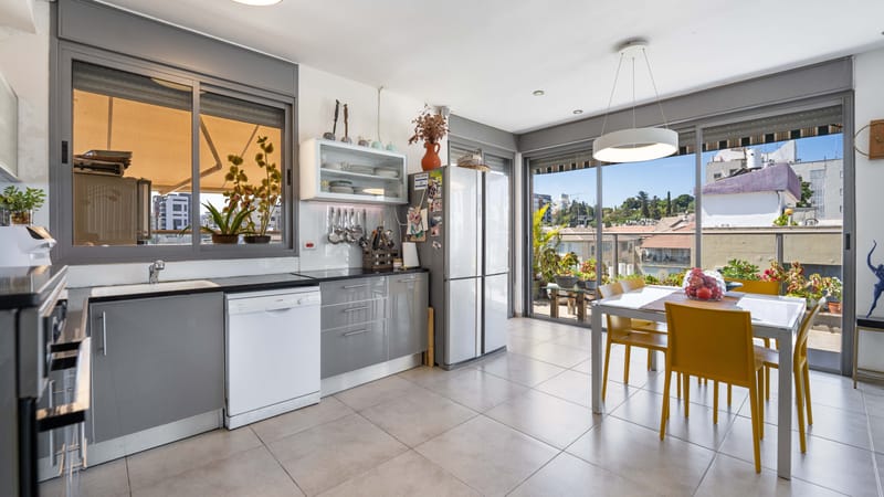 פנטהאוז משפחתי מרווח, המתפרס על קומה שלמה – עם גג פרטי מפנק ואיכות חיים ברמה אחרת.