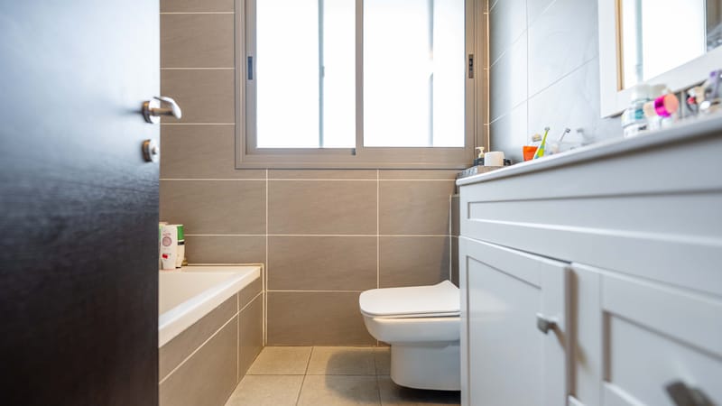 במרחק של כמה צעדים מהמרכז של מרום נווה