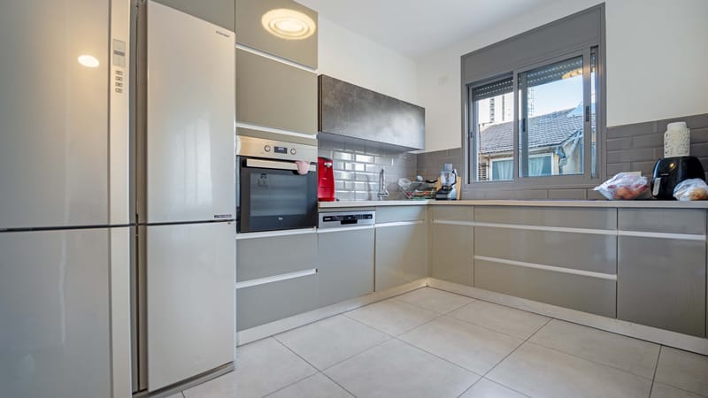 במרחק של כמה צעדים מהמרכז של מרום נווה