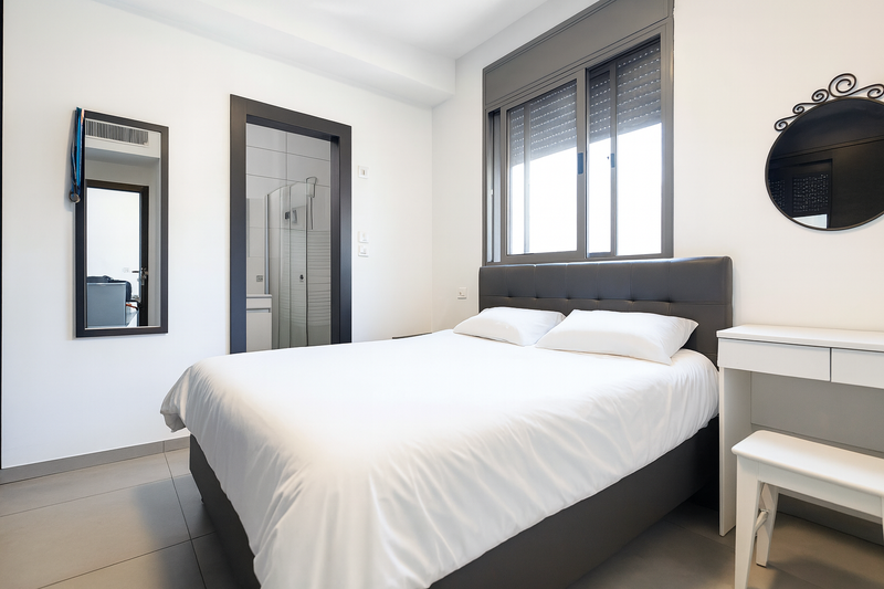 במרחק של כמה צעדים מהמרכז של מרום נווה